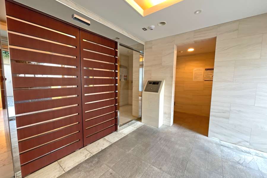 エントランスはオートロック付きです。