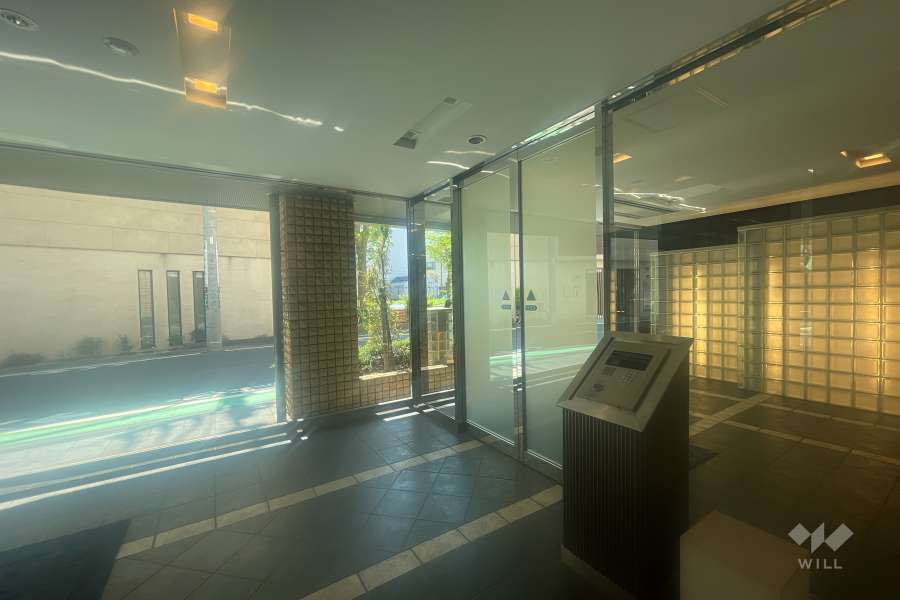 エントランスはオートロック付きです。