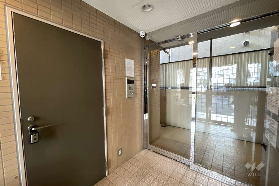 エントランスはオートロック付きです。