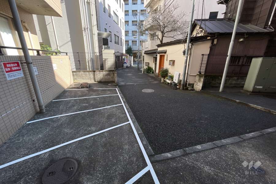 敷地南東側の前面道路（西側から）