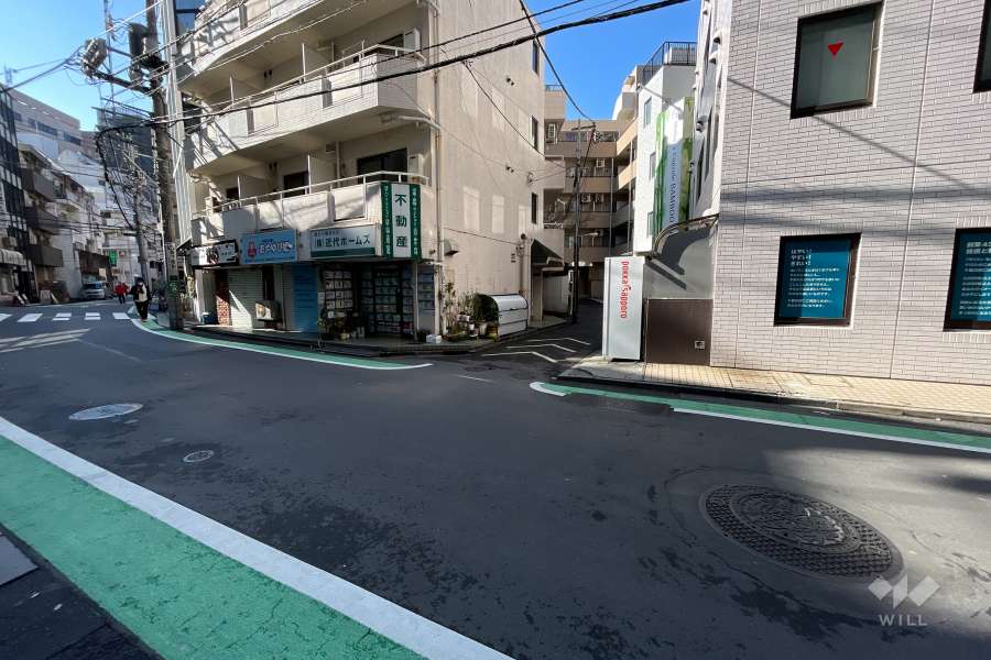 裏渋谷通りからはいった北西側に入った所に有ります。