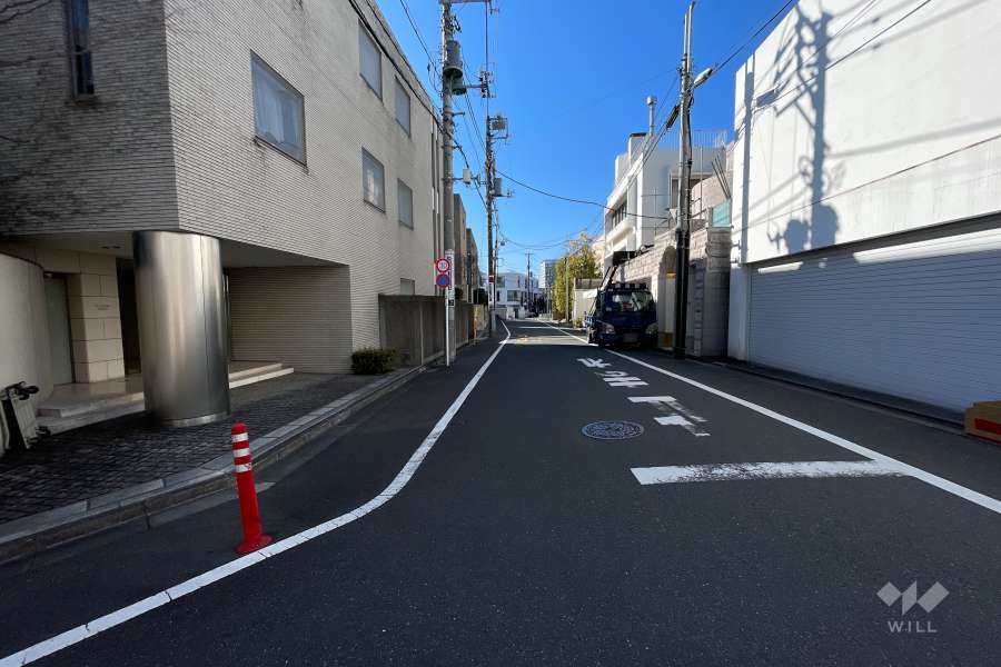 敷地西側の前面道路