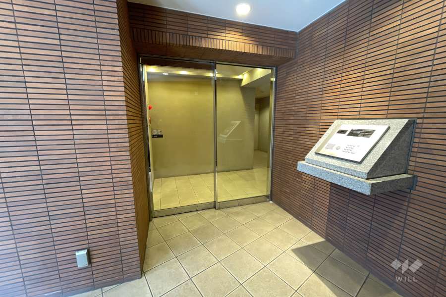 エントランスはオートロック付きです。