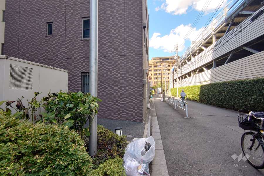 敷地東側の前面道路（南側から）