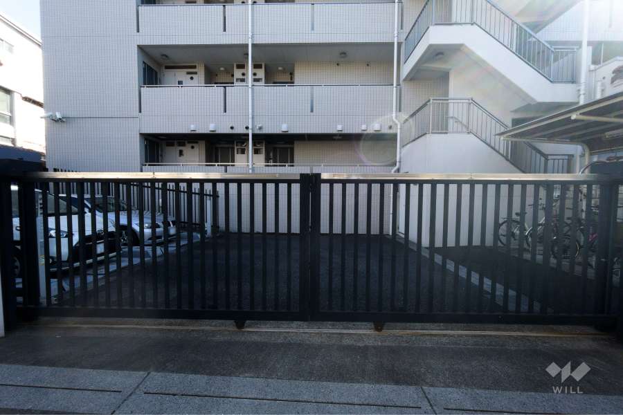 駐車場の出入り口（ゲート付き）