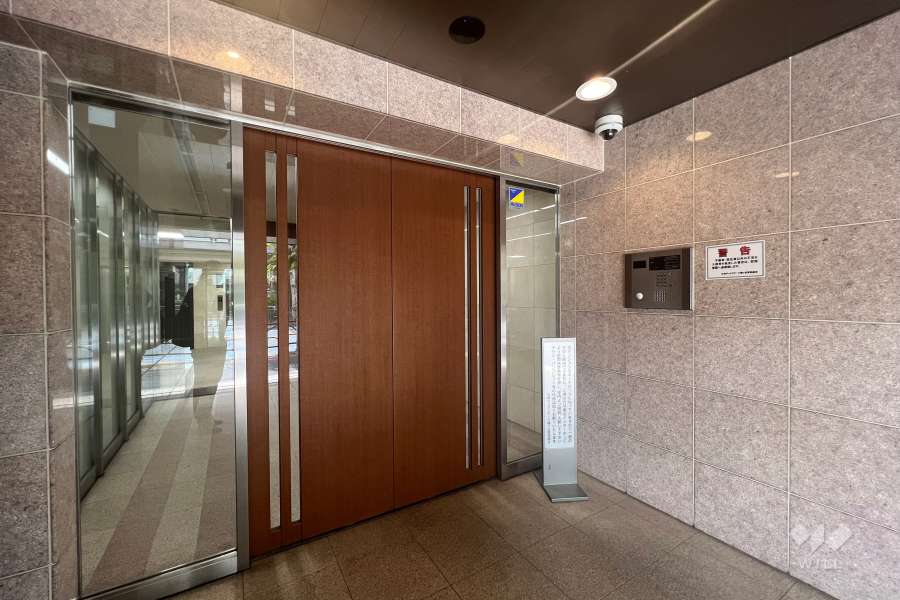 エントランスはオートロック付きです。