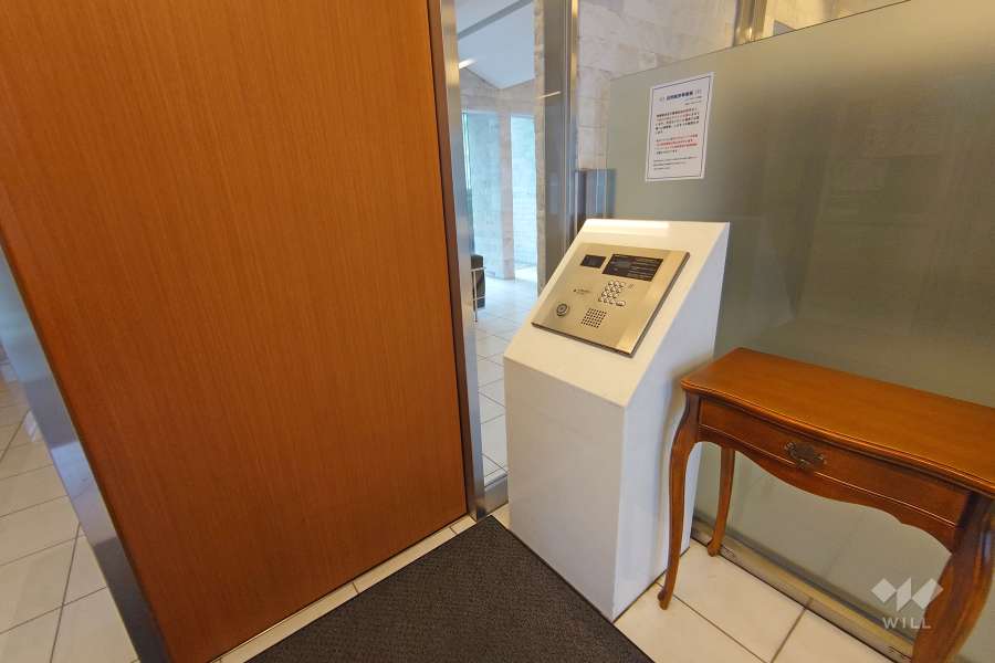 エントランスはオートロック付きです。