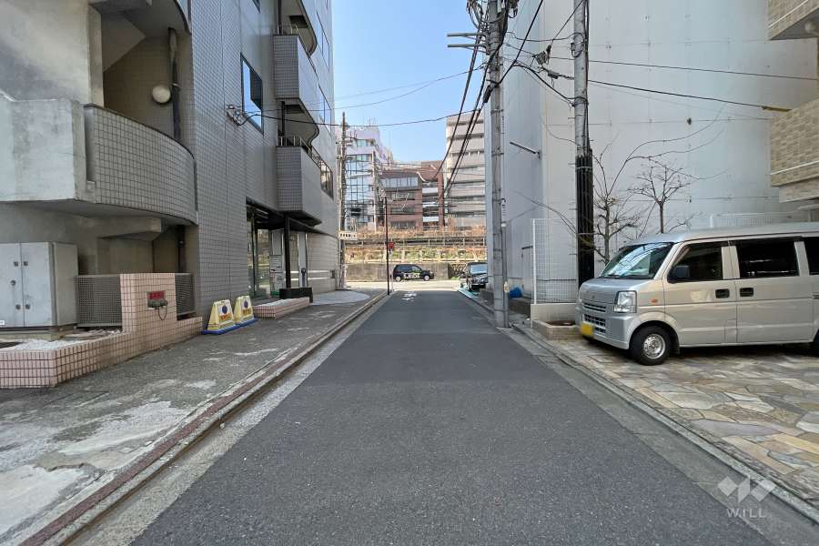 敷地南側の前面道路（東側から）