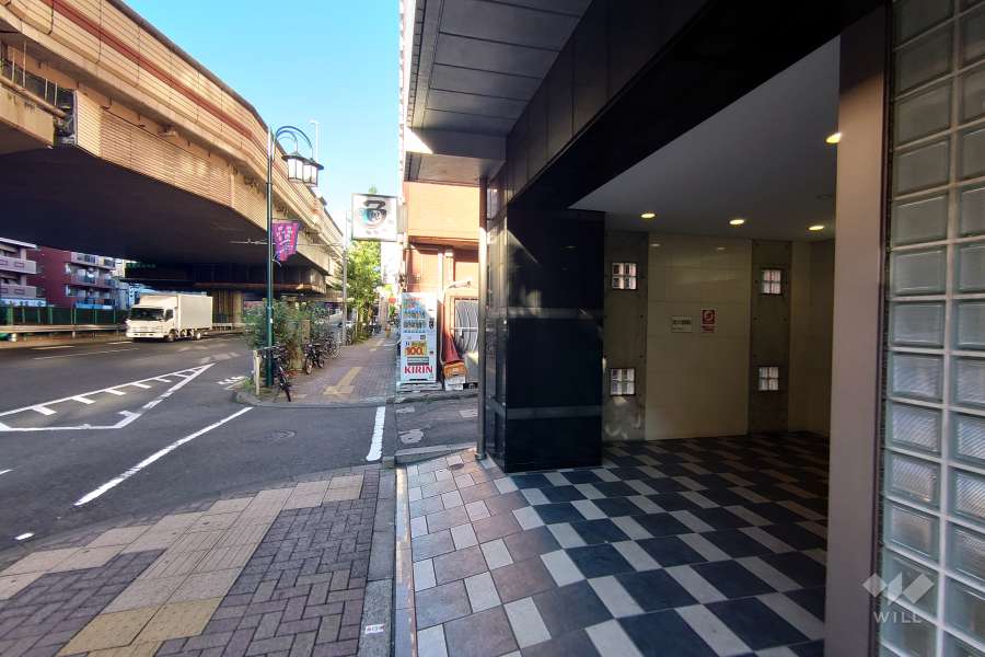 敷地北西側の前面道路（南西側から）