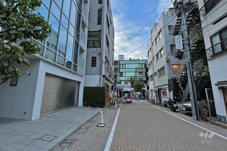 敷地東側の前面道路（南側から）