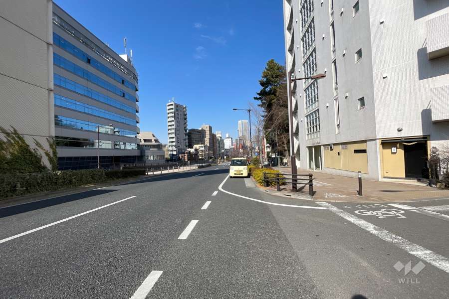 敷地西側の前面道路