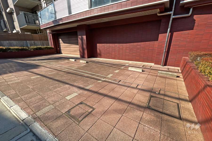 駐車場の出入り口と敷地内駐車場（屋外平面式）