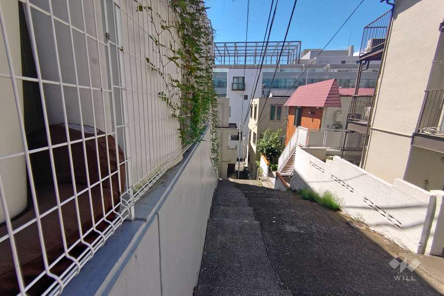 敷地北西側の前面通路（北東側から）