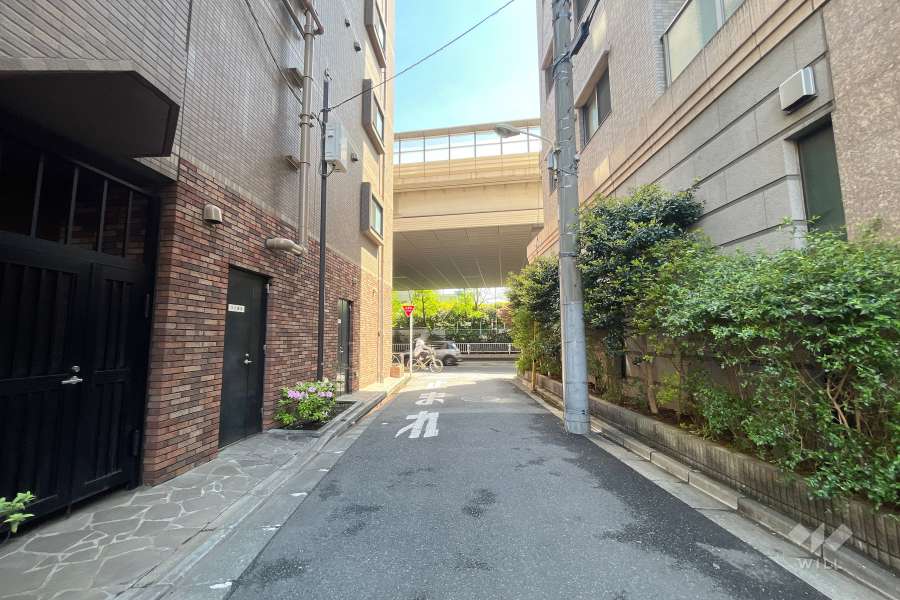 敷地西側の前面道路