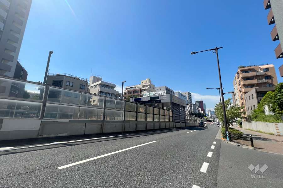 敷地西側の前面道路