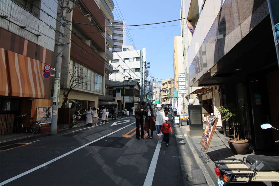 敷地南西側の前面道路（南東側から）
