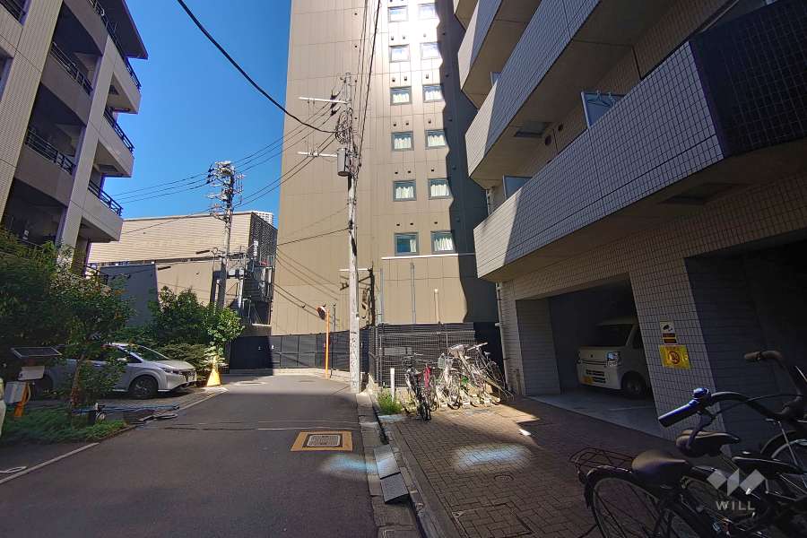 敷地北西側の前面道路（南西側から）