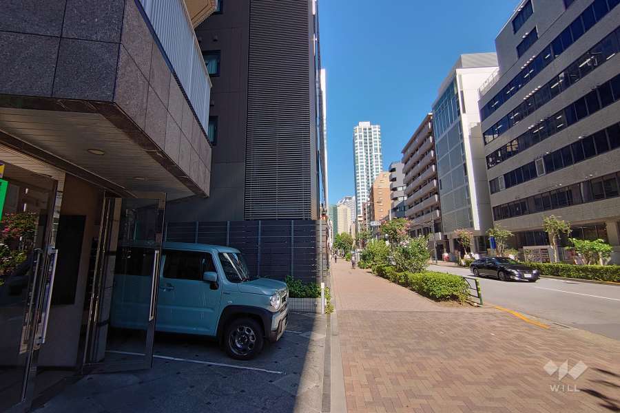 敷地南東側の前面道路（南西側から）