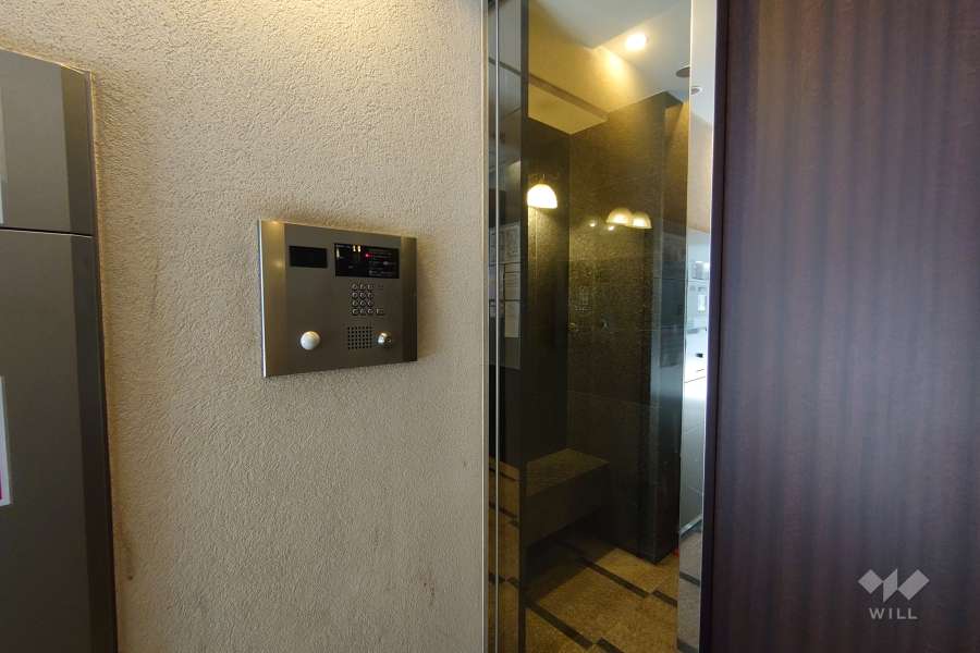 エントランスはオートロック付きです。