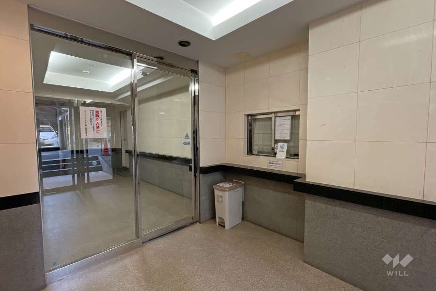 エントランスはオートロック付きです。