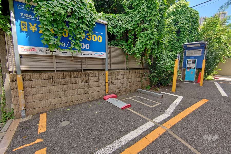 敷地北側に隣接しているコインパーキング