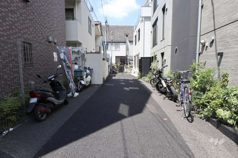 敷地北側の前面道路