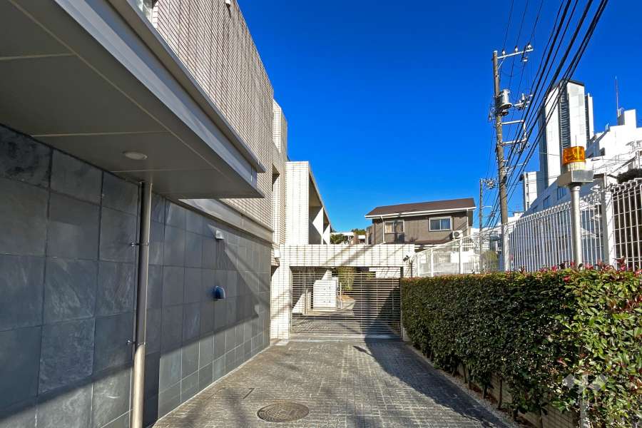 敷地内駐車場入り口