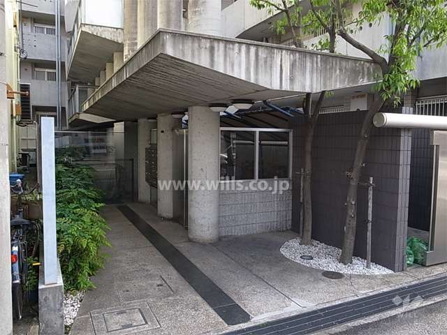 エントランス　（駐輪場はエントランスの中にあります。）