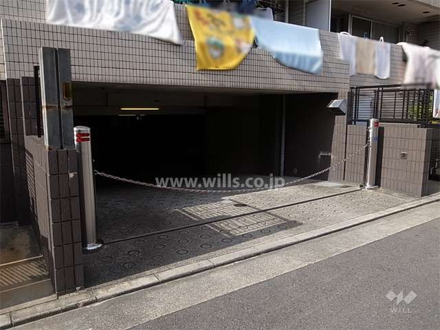 駐車場の入り口にはロボットゲートが設置されています。