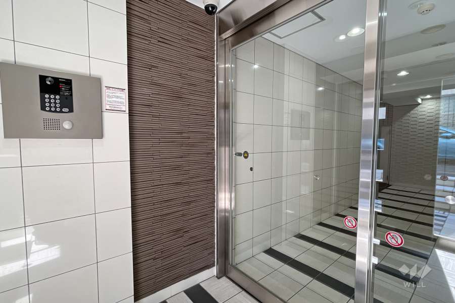 エントランスはオートロック付きです。