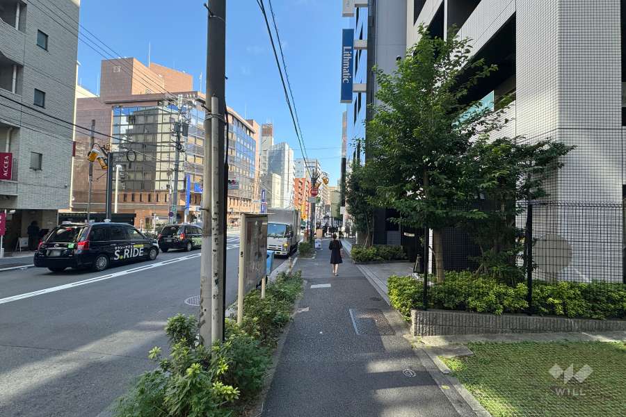 敷地北側の前面道路（西側から）