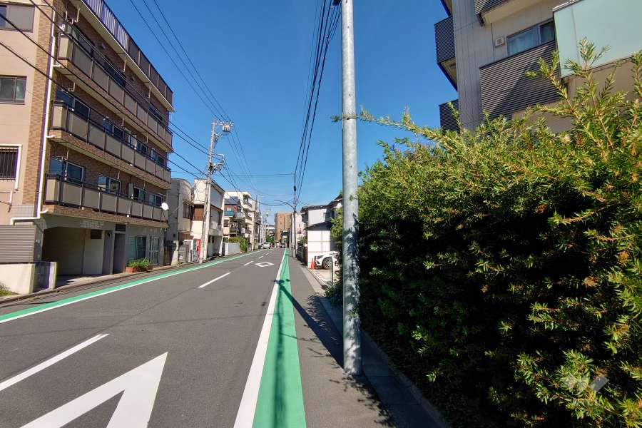 敷地北西側の前面道路（南西側から）