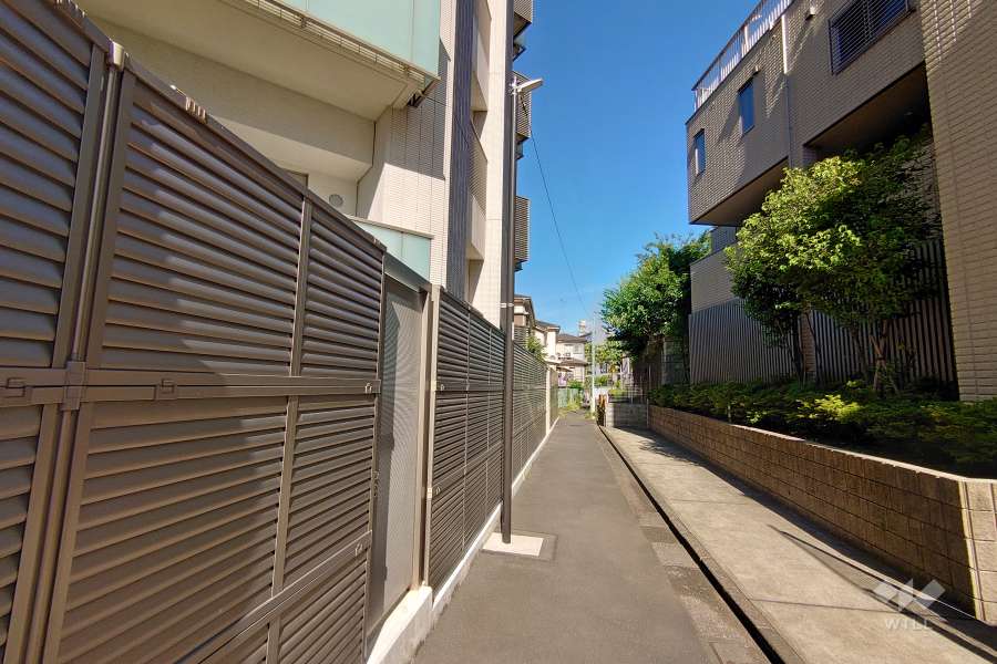 敷地南東側の前面道路（南西側から）