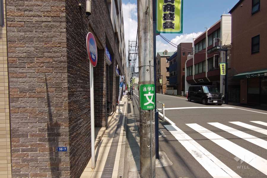 敷地東側の前面道路（南側から）