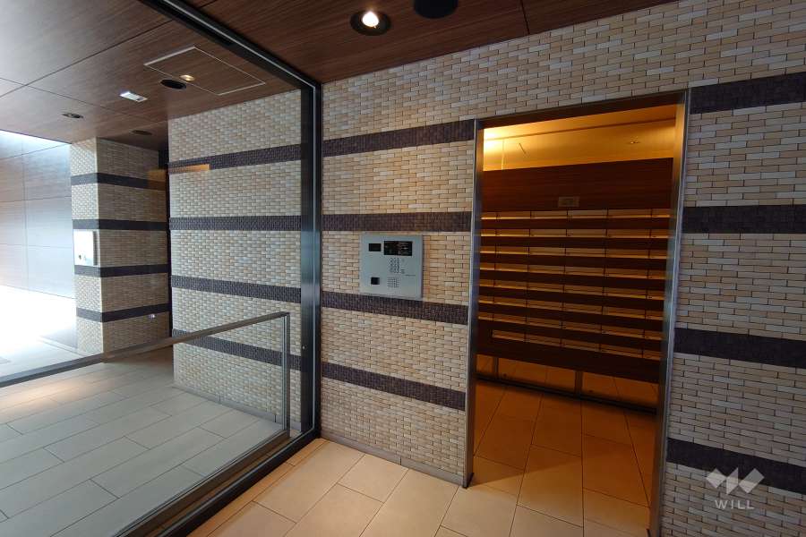 エントランスはオートロック付きです。