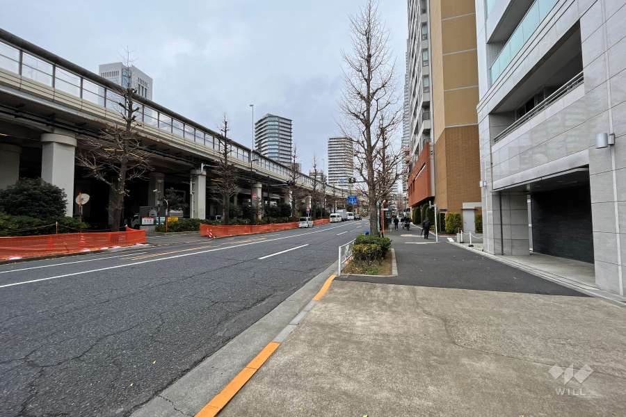 敷地西側の前面道路