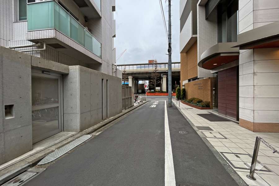敷地北側の前面道路