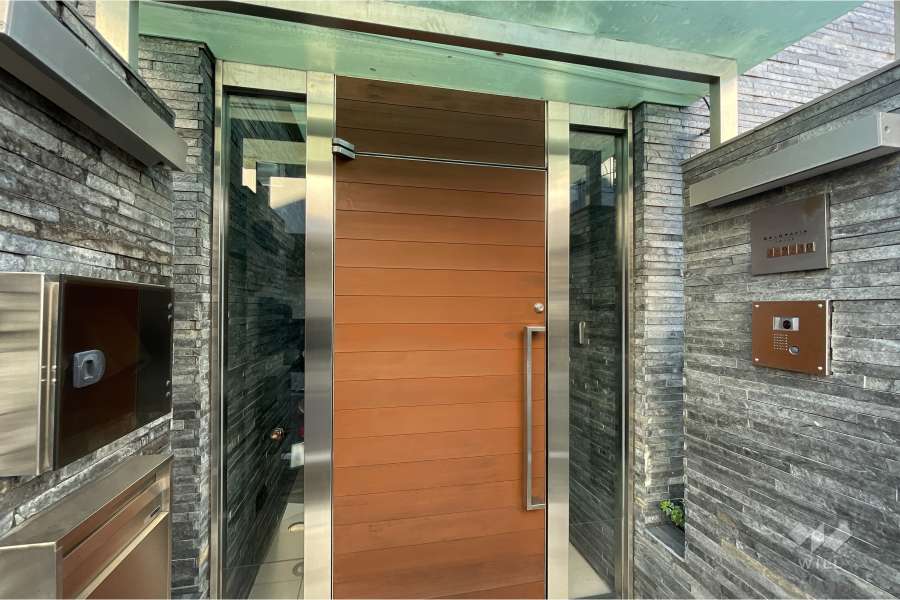 エントランスはオートロック付きです。