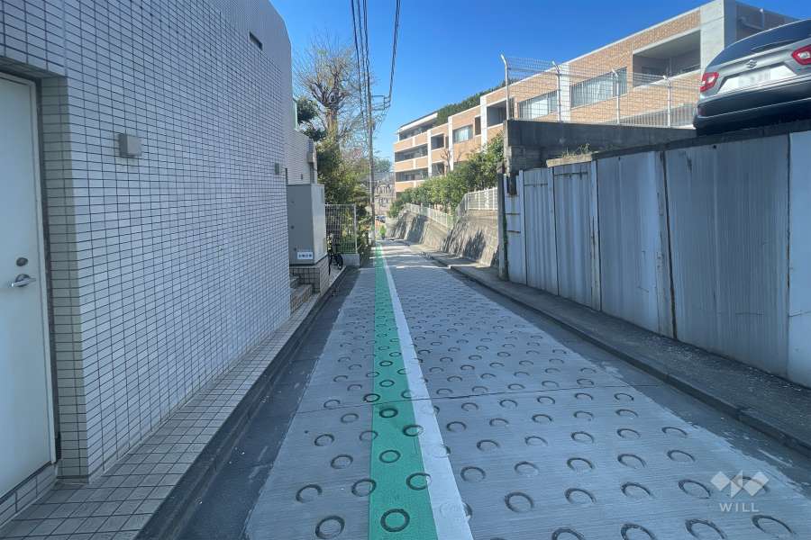 敷地北東側の前面道路（南東側から）