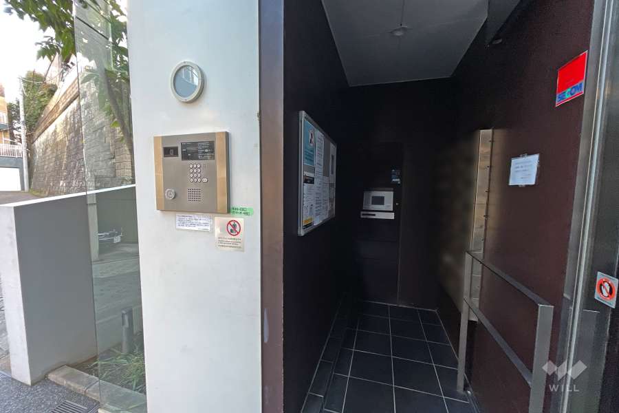 エントランスはオートロック付きです。