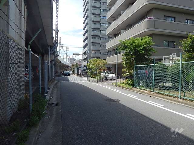 敷地南側には道を挟んで、阪神本線が走っています。