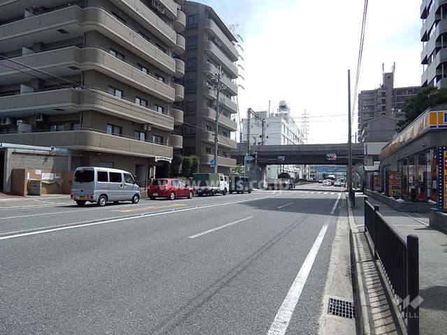 敷地西側は4車線の通りに面しています。