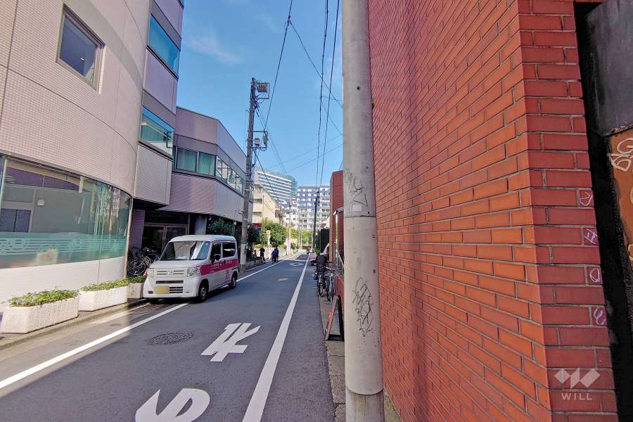 敷地北西側の前面道路（南西側から）