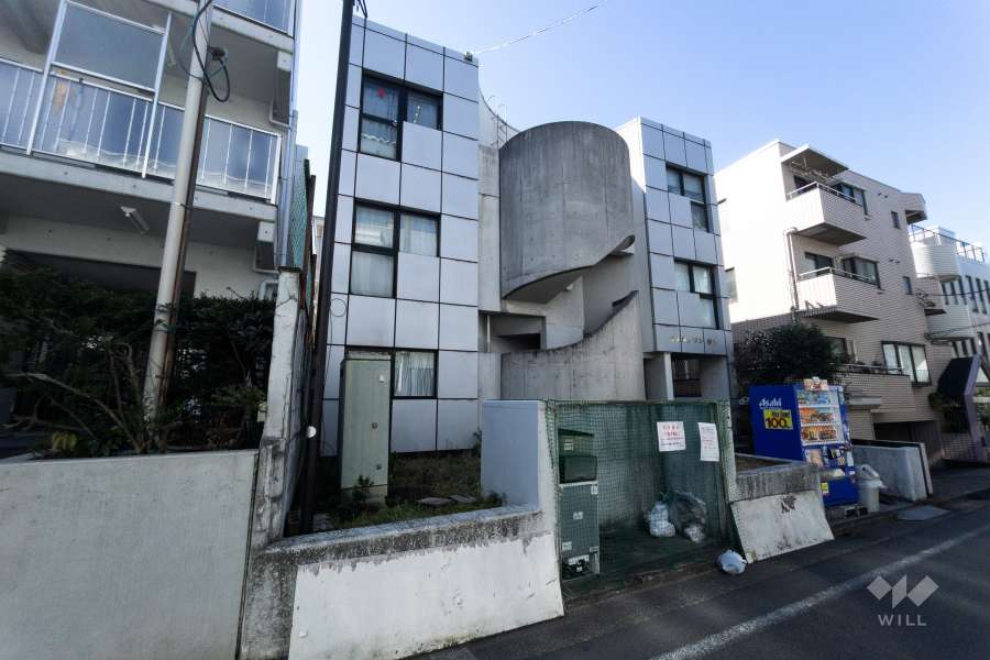 ヴェルメゾン初台の外観（南東側から）