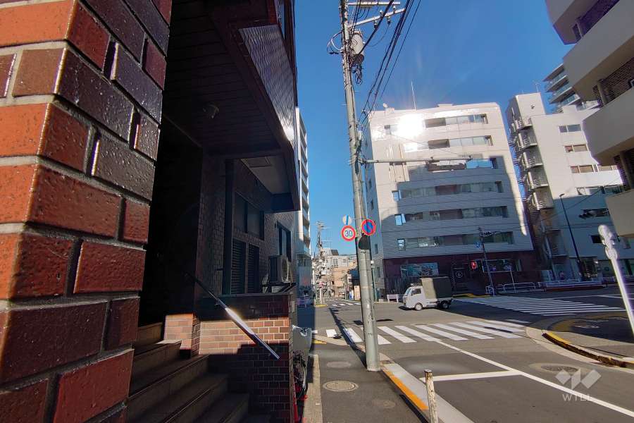 敷地南東側の前面道路（南西側から