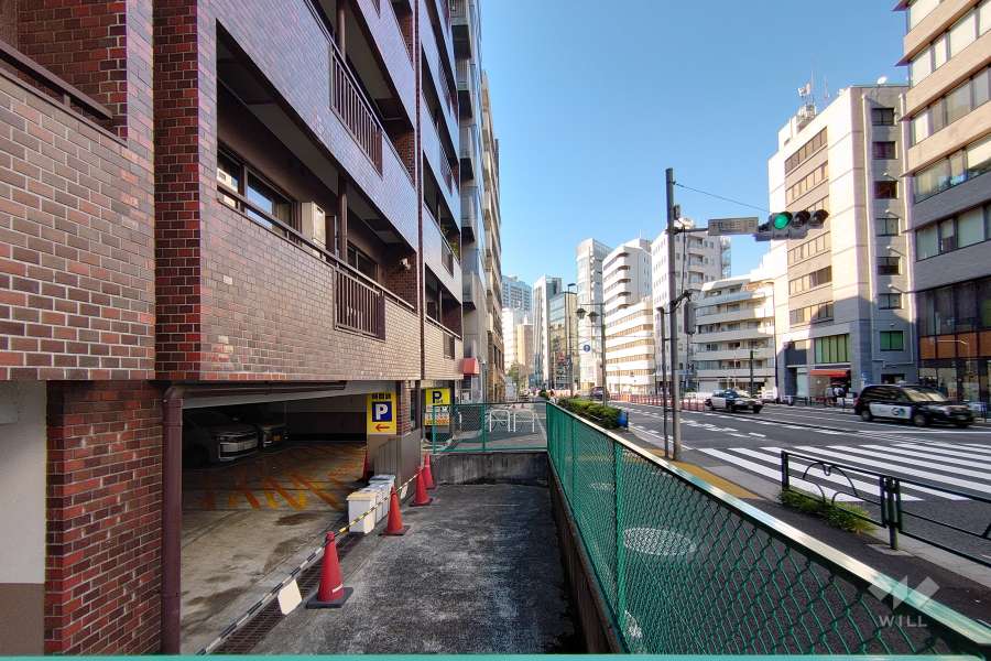 敷地北東側の前面道路（南東側から）