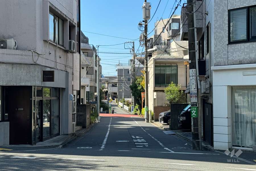 敷地北西側の前面道路（北東側から）