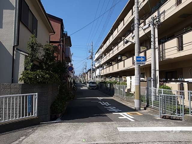 敷地南側の前面道路