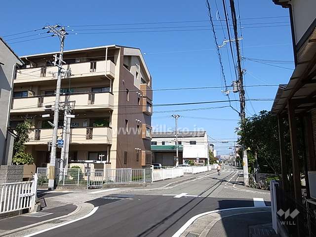 敷地西側の前面道路。周辺は区画の整った静かな住宅地です。