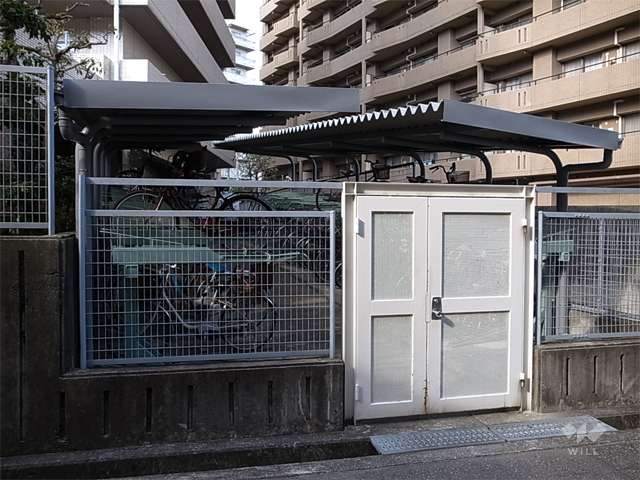 扉と屋根の付いた駐輪場
